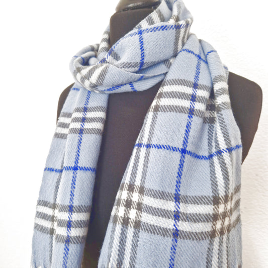 Einzigartiger und nachhaltiger karierter Vintage Burberry Schal in hellblau-grau-weiss. Close-up.