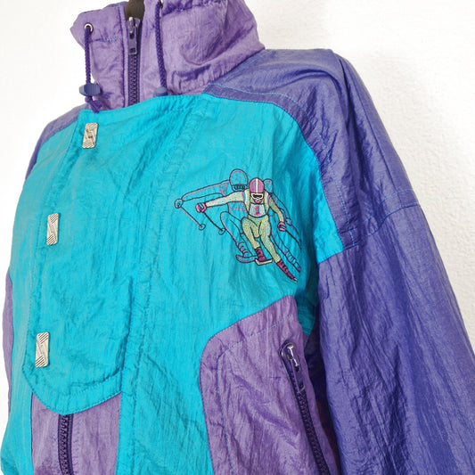 Einzigartiger und nachhaltiger Vintage Skianzug in türkis-violett. Unique and sustainable vintage ski suit in turquois-purple. Close-up.