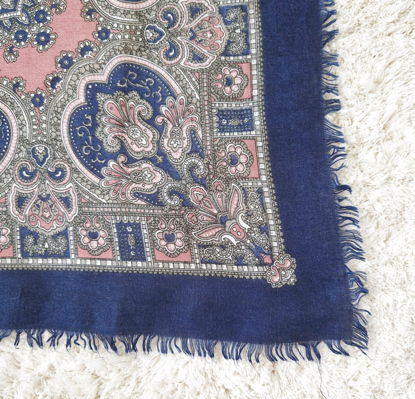 Einzigartiges und nachhaltiges Vintage Tuch in blau-rosa-grau. Unique and sustainable vintage cloth in blue-pink-grey. Close-up.