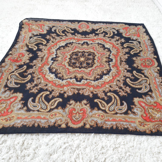 Einzigartiges und nachhaltiges Vintage Tuch in schwarz-orange-gelb, Paisley. Unique and sustainable vintage cloth in black-orange-yellow, paisley. Side.