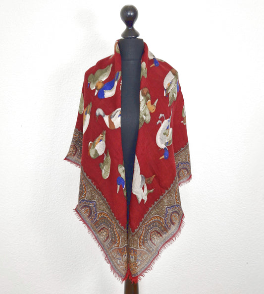 Einzigartiges und nachhaltiges Vintage Tuch in bordeaux-blau-weiss mit Enten und Paisley. Model.
