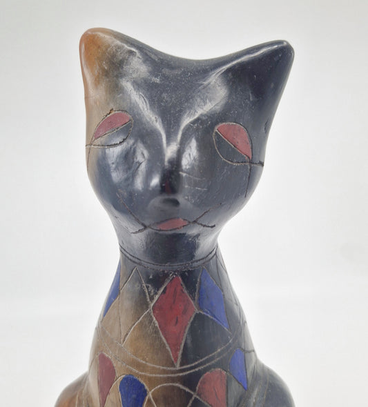 Einzigartige und nachhaltige Vintage Katze in schwarz-blau-rot. Unique and sustainable vintage cat in black-blue-red. Close-up.