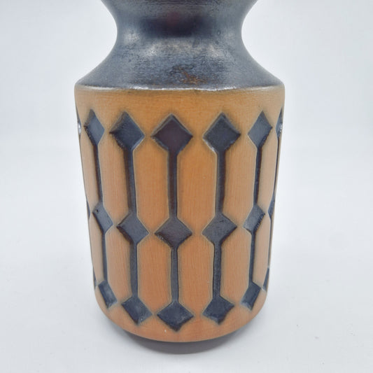 Einzigartige und nachhaltige Vintage Vase in dunkelbraun-hellbraun, geometrisch. Unique and sustainable vintage vase in dark brown-light brown, geometric. Close-up.
