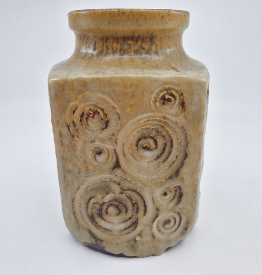 Einzigartige und nachhaltige Vintage Vase in beige mit Kringeln von Scheurich. Unique and sustainable vintage vase in beige with swirls from Scheurich. Close-up.