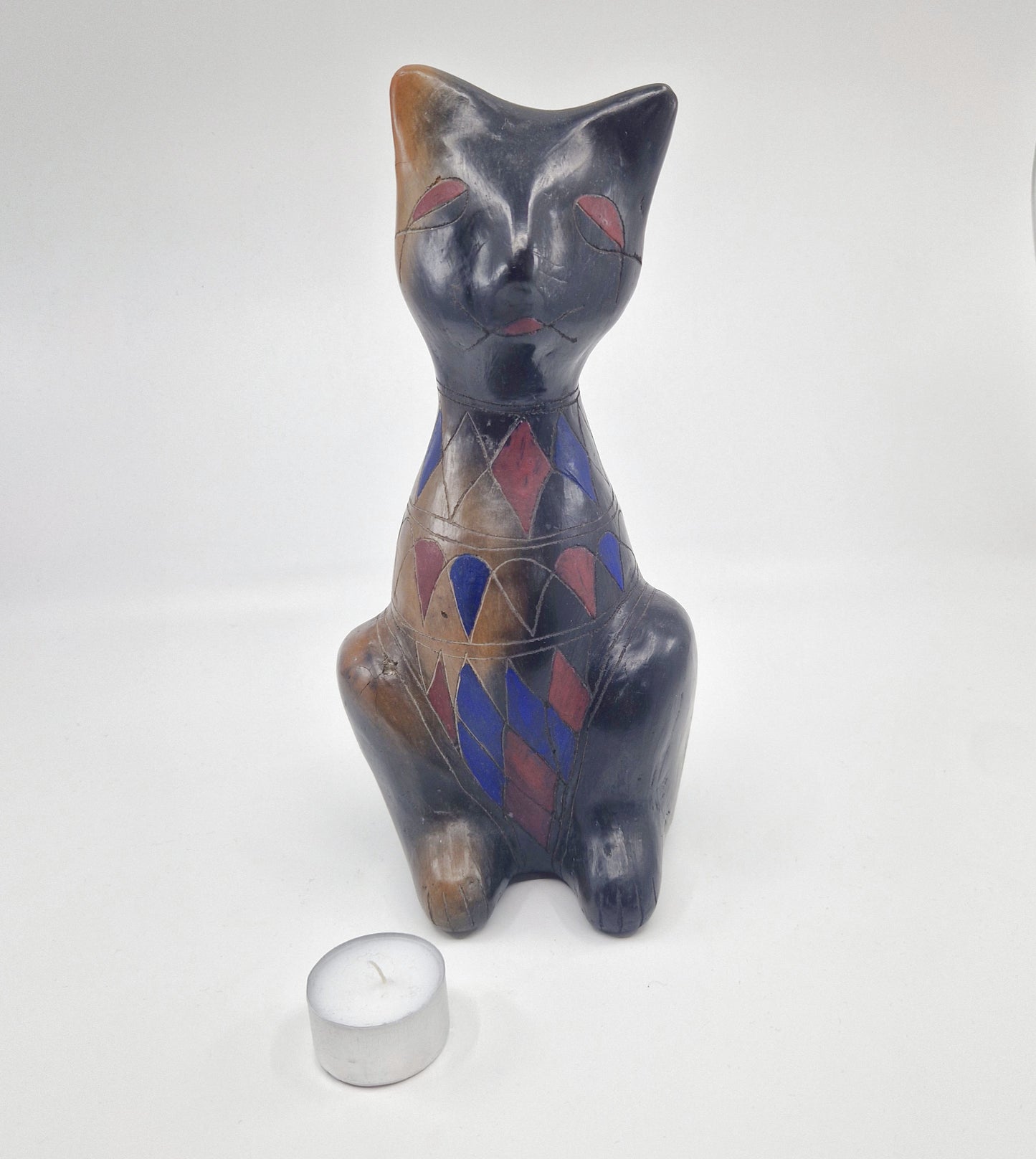 Einzigartige und nachhaltige Vintage Katze in schwarz-blau-rot. Unique and sustainable vintage cat in black-blue-red. Scale reference.