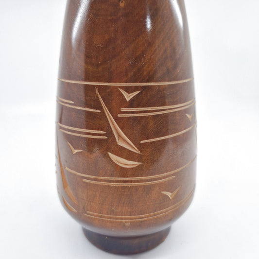 Einzigartige und nachhaltige Vintage Vase mit Schiffen aus Holz. Unique and sustainable vintage vase with boats made from wood. Close-up.
