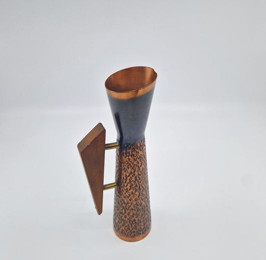 Einzigartige und nachhaltige Vintage Vase / Giesskanne in kupfer. Unique and sustainable vintage watering can in copper. Side 2.