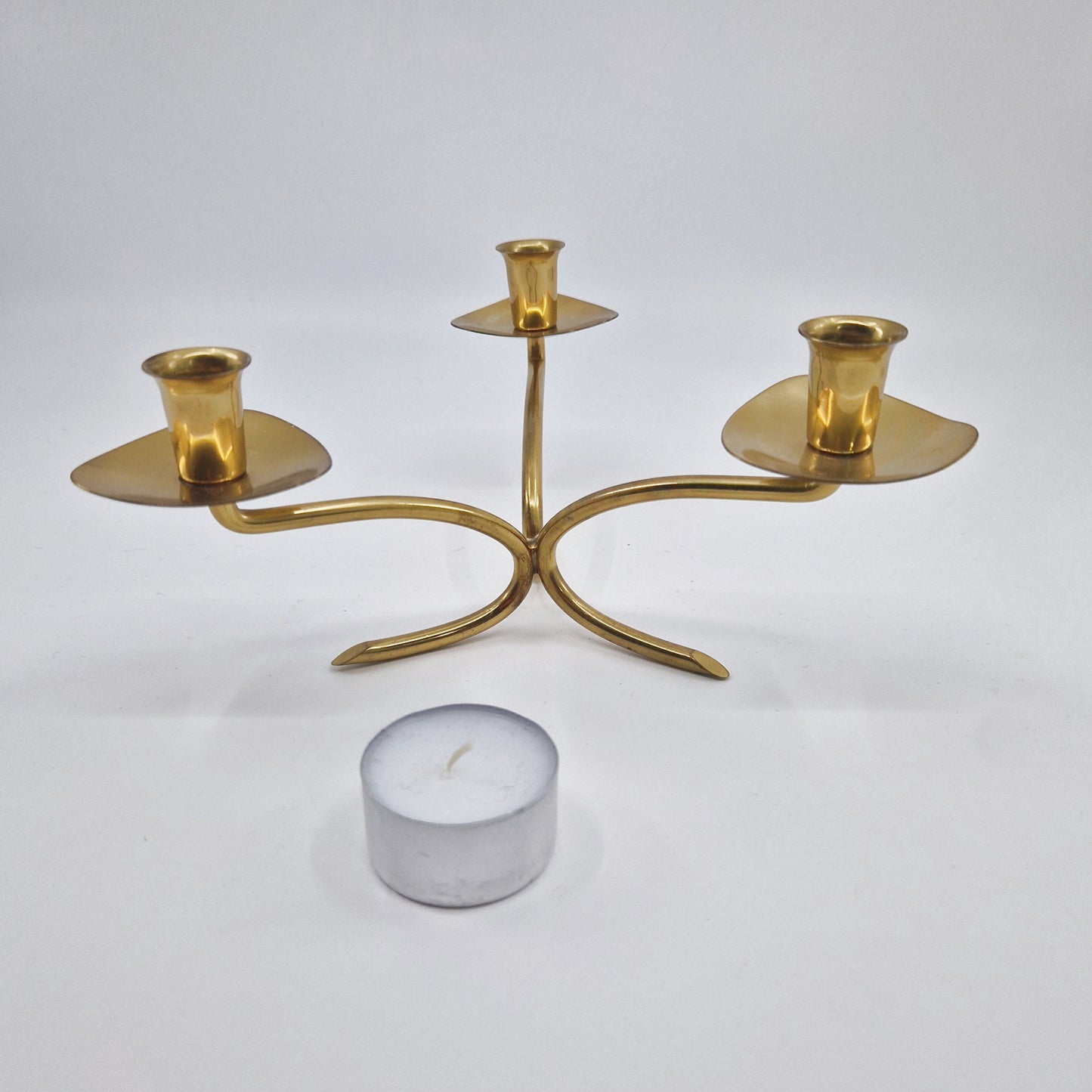 Einzigartiger und nachhaltiger Vintage Kerzenständer, goldfarben. Unique and sustainable vintage candle holder, golden. Scale reference.