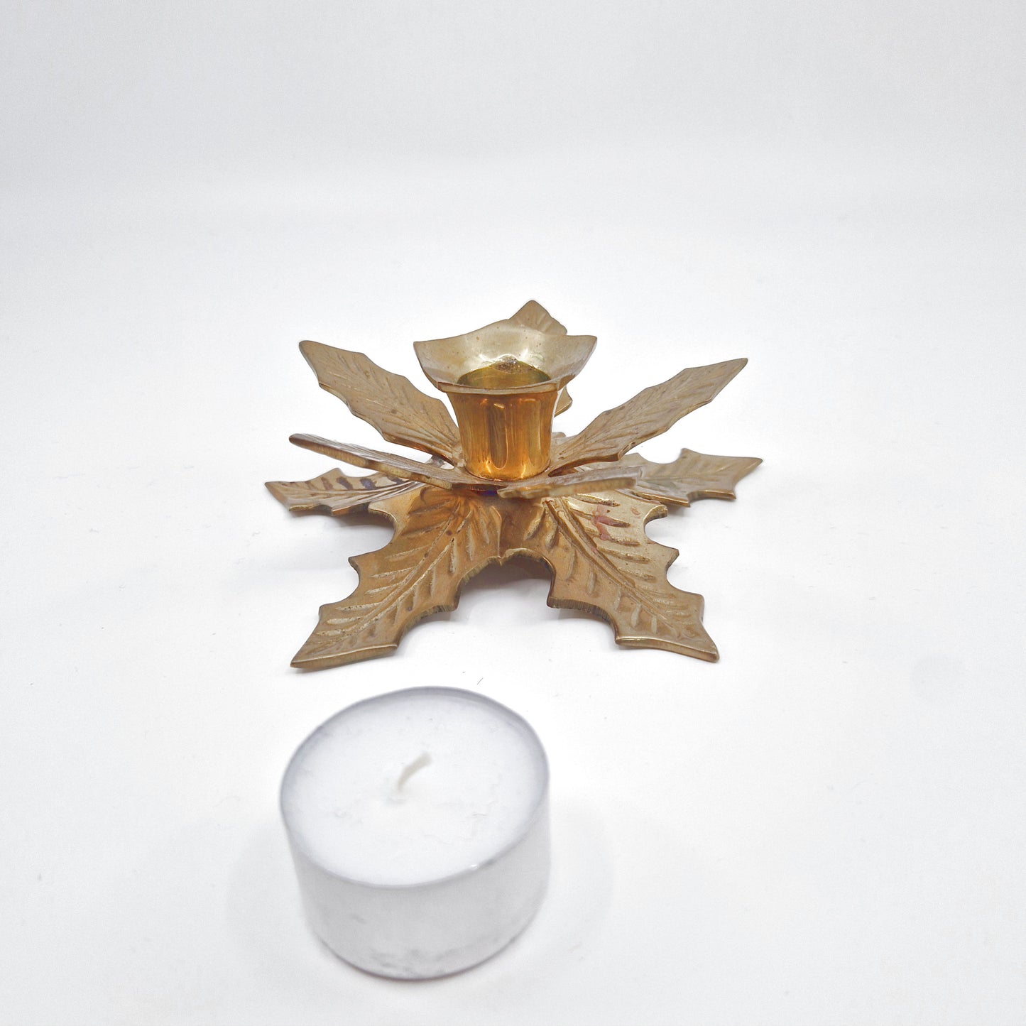 Einzigartiger und nachhaltiger Vintage Kerzenständer mit Blätter. Unique and sustainable vintage candle holder with leaves. Scale reference.