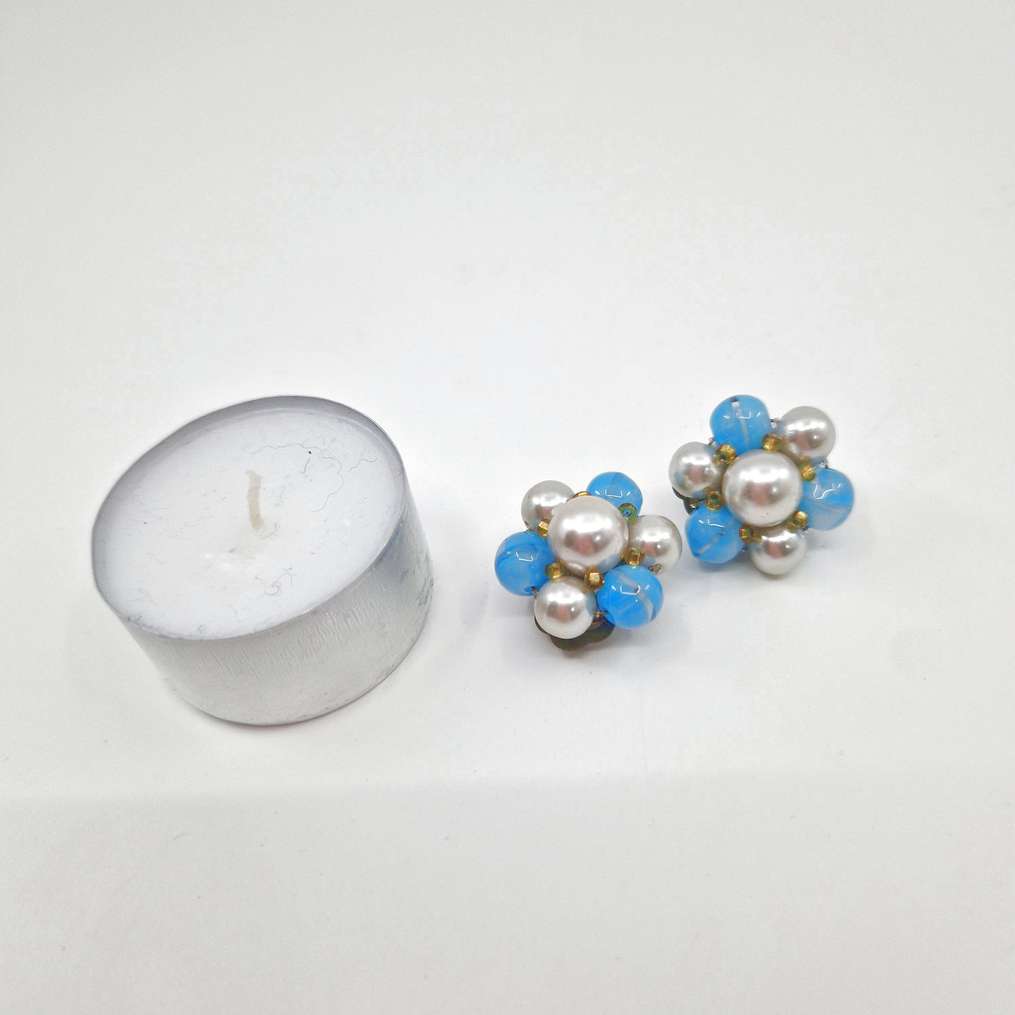 Einzigartige und nachhaltige Vintage Ohrringe, Clips, in türkis-eierschale-gelb. Unique and sustainable vintage earrings, clips, in turquois-off white-yellow. Scale reference.