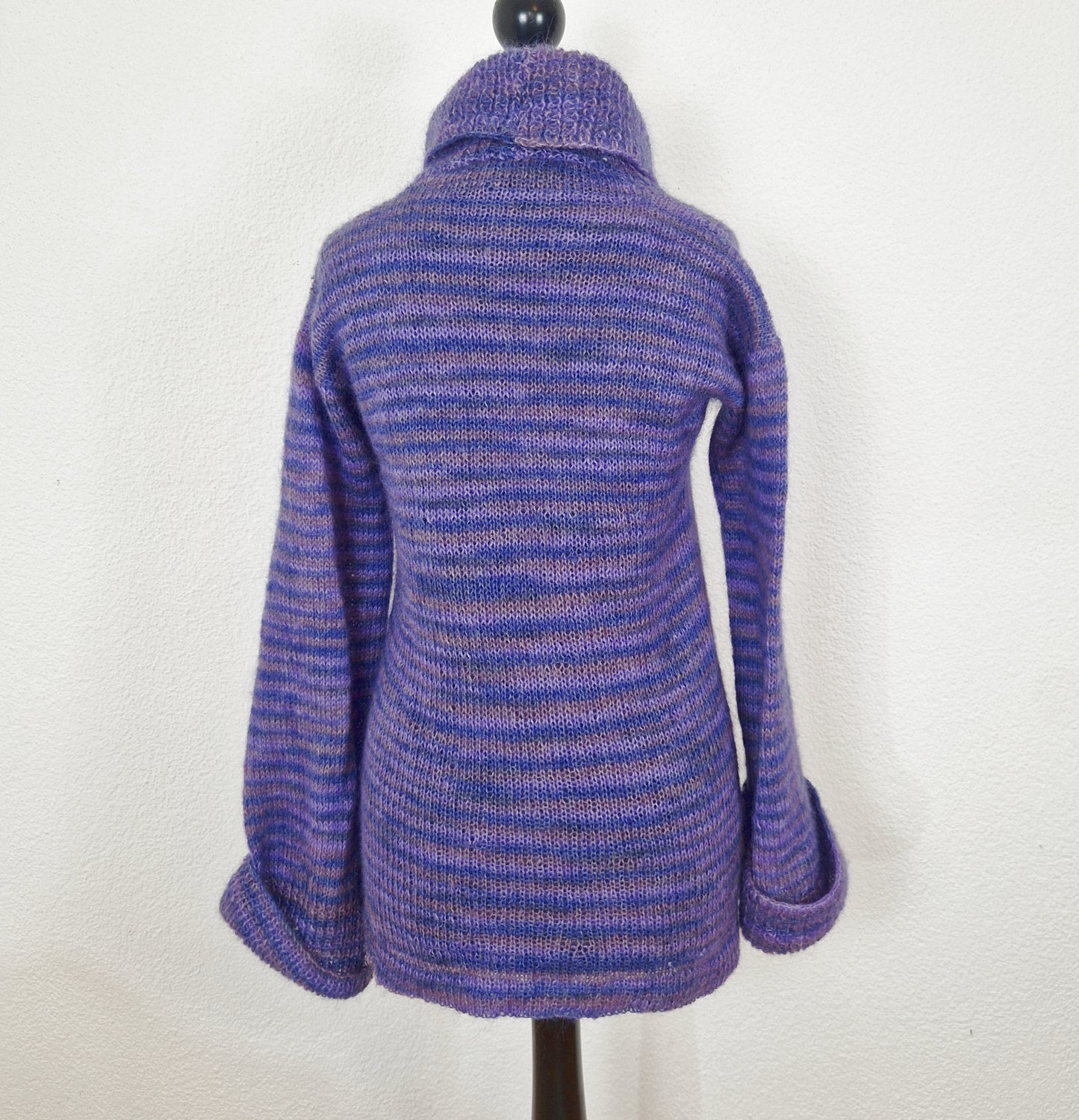 Einzigartiger und nahhaltiger Vintage Pullover in violett-lila, Rollkragen. Back.
