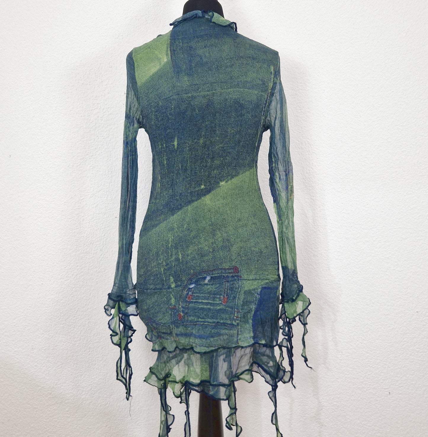 Einzigartiges und nachhaltiges Vintage Shirt, Langarm, in dunkelgrün-hellgrün, mit zotteligen Abschlüssen. Back.