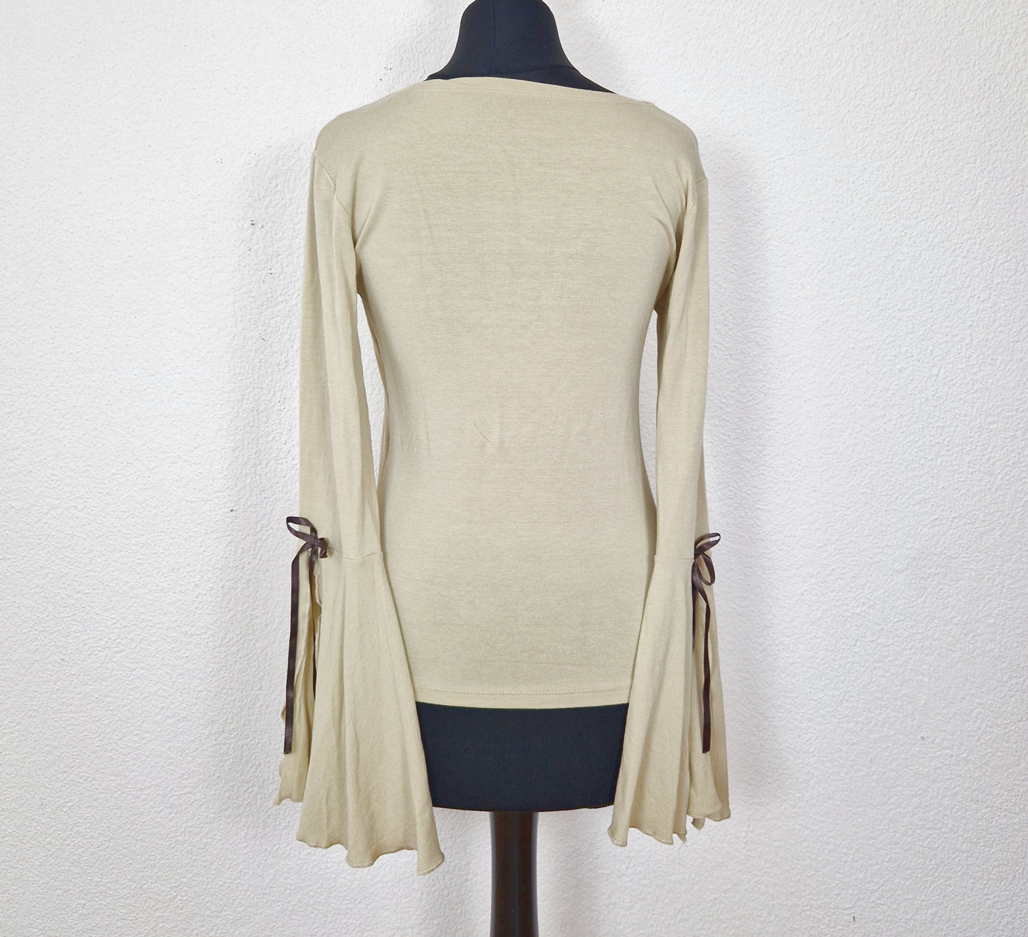 Einzigartiges und nachhaltiges Vintage Top in beige-braun, mit Blumen. Back.