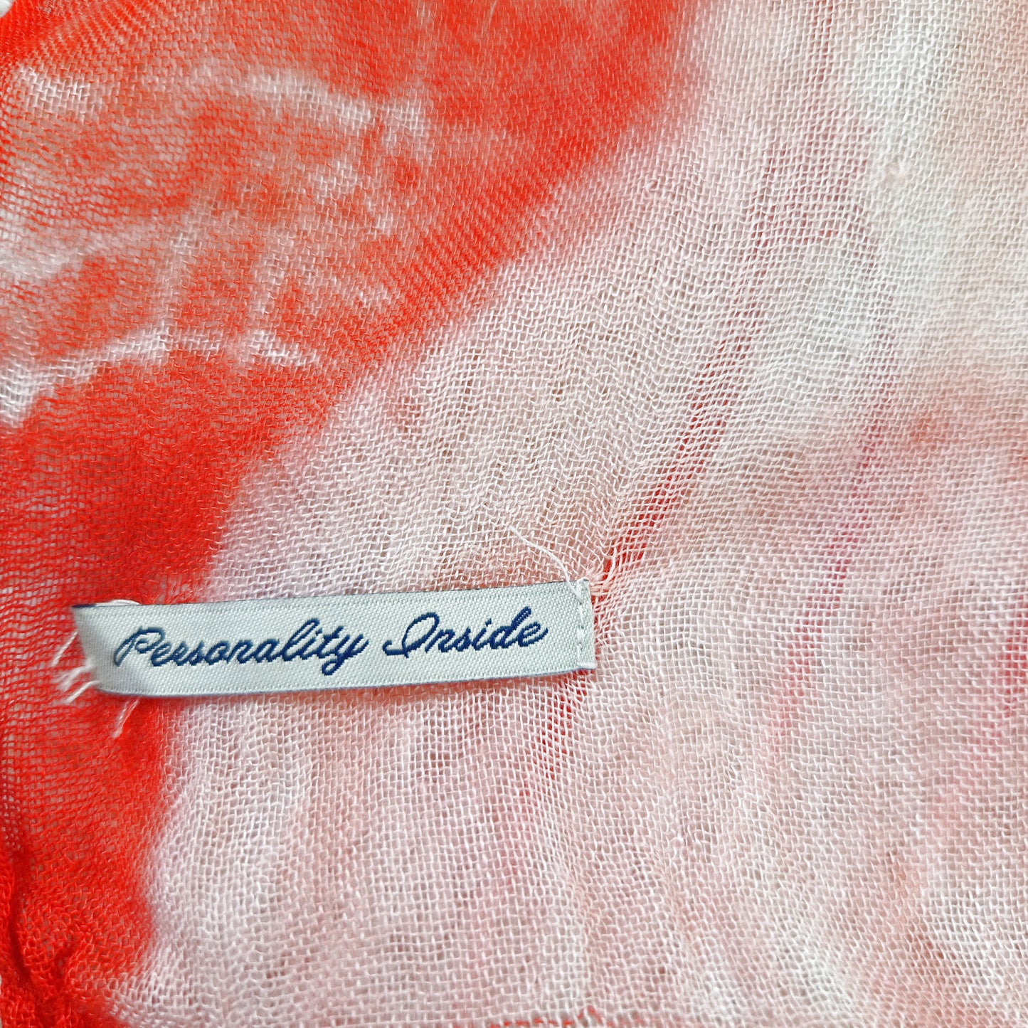 Einzigartiger und nachhaltiger Vintage Batik-Schal weiss-rot-rosa. Close-up 2.