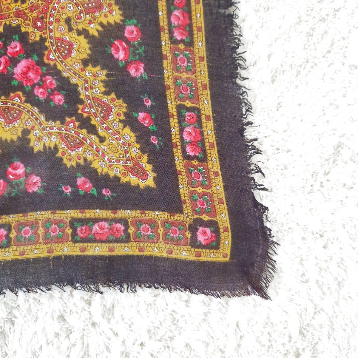 Einzigartiges und nachhaltiges Vintage Tuch in schwarz-ocker-pink mit Rosen und Paisley. Edge.