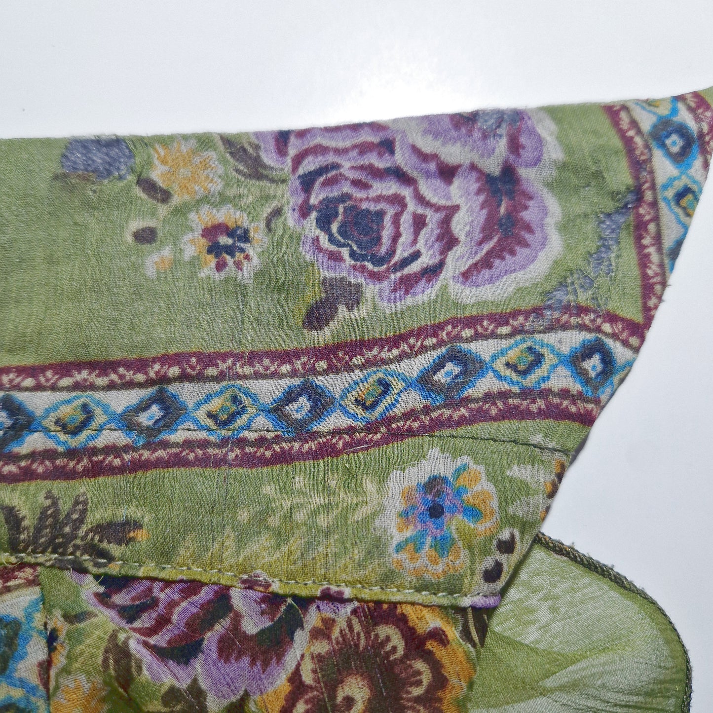 Einzigartige und nachhaltige Vintage Bluse in oliv-violett-blau mit Rüschen. Imperfections.