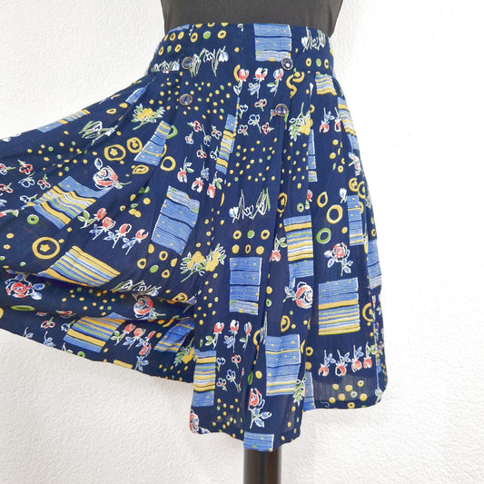 Einzigartige und nachhaltige Vintage Shorts in dunkelblau-hellblau-gelb mit Blumen und Zitronen. Front 2.