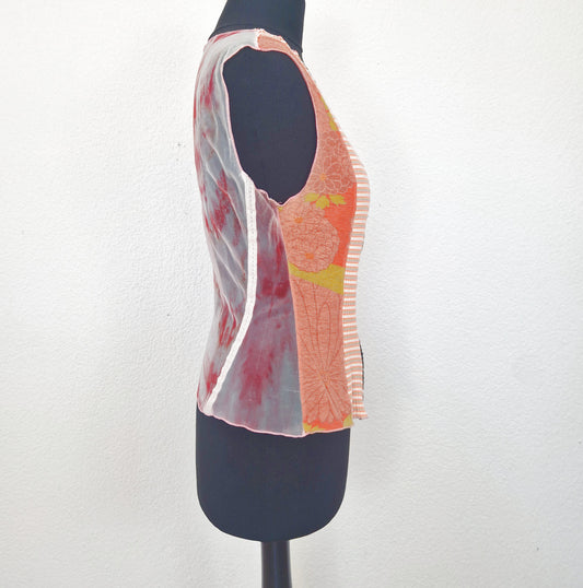 Einzigartiges und nachhaltiges Vintage Top in schwarz-orange-ocker mit Mesh und Patchwork. Side.
