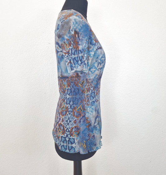 Einzigartiges und nachhaltiges Vintage T-Shirt in blau-braun-gelb mit ornamentalem Muster. Side.