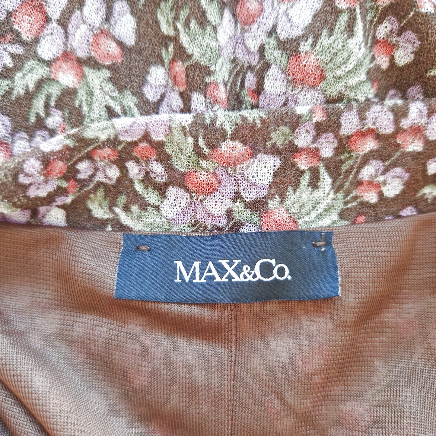 Einzigartiges und nachhaltiges Vintage Trägerkleid in braun-lila-rot mit Blumen und Rüschenärmeln. Tag.