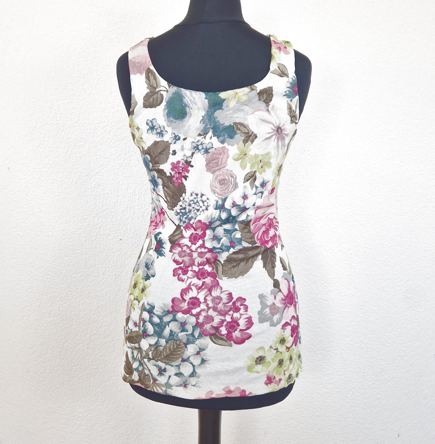Einzigartiges und nachhaltiges Vintage Top in weiss-rosa-pink mit Blumen und Mesh. Back.