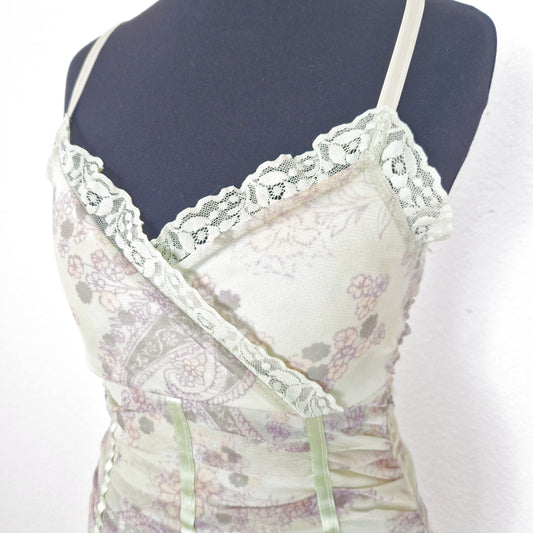 Einzigartiges und nachhaltiges Vintage Top in hellgrün-lila-gelb mit Blumen und Paisley. Close-up.