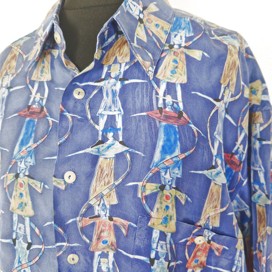 Einzigartiges und nachhaltiges Vintage Kurzarmhemd in blau-beige-rot mit Figuren. Close-up.