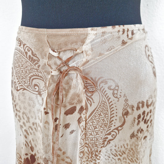 Einzigartiger und nachhaltiger, asymmetrischer Vintage Rock in beige-braun. Close-up.