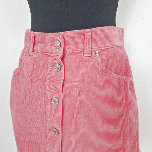 Einzigartiger und nachhaltiger Vintage Minirock erdbeer und Cord. Close-up.