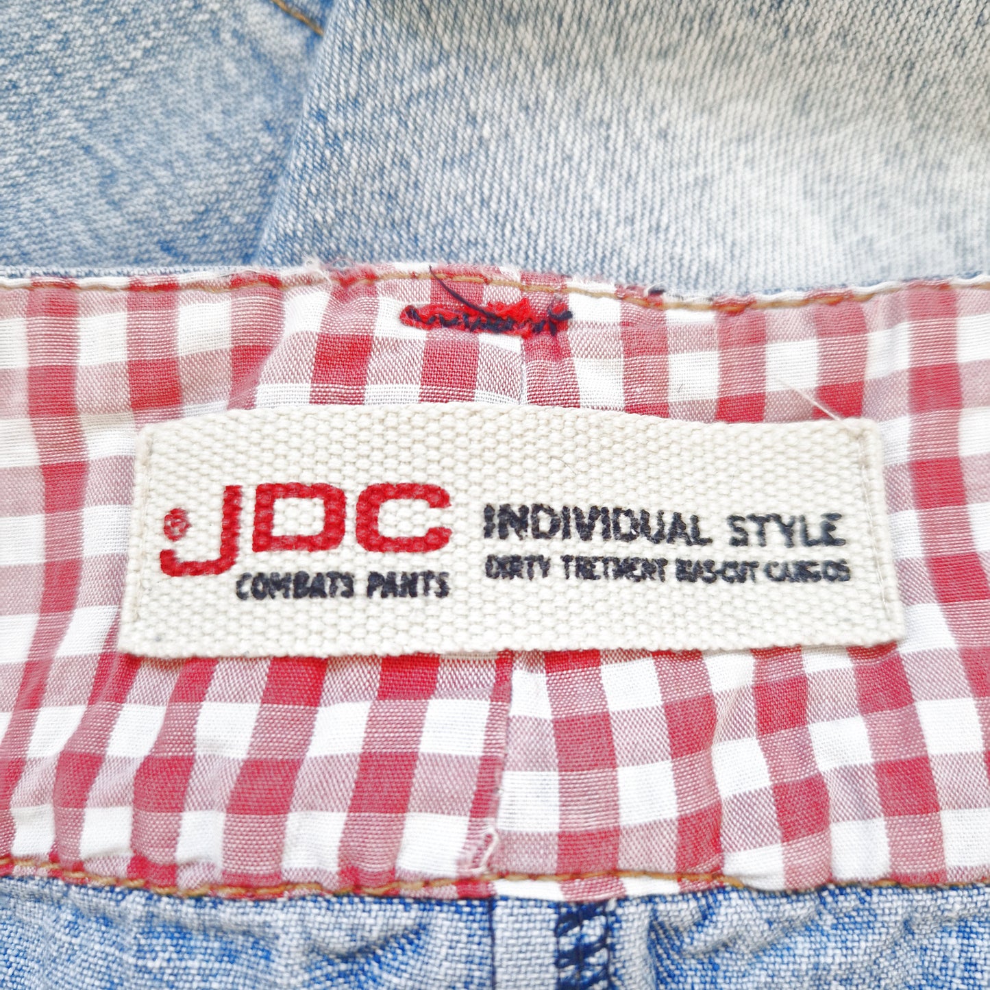 Einzigartiger und nachhaltiger Vintage Jeansminirock in hellblau. Tag.