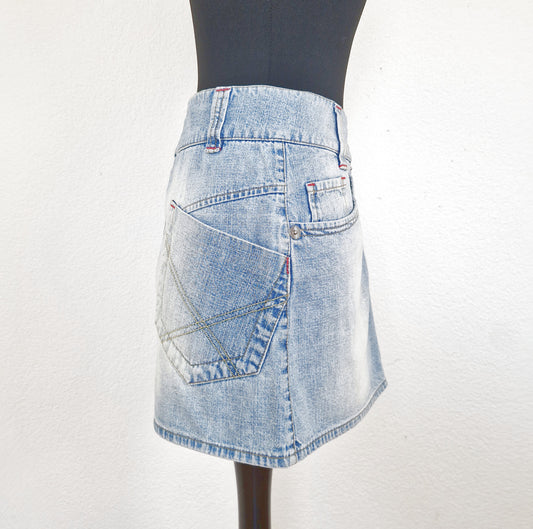 Einzigartiger und nachhaltiger Vintage Jeansminirock in hellblau. Side.