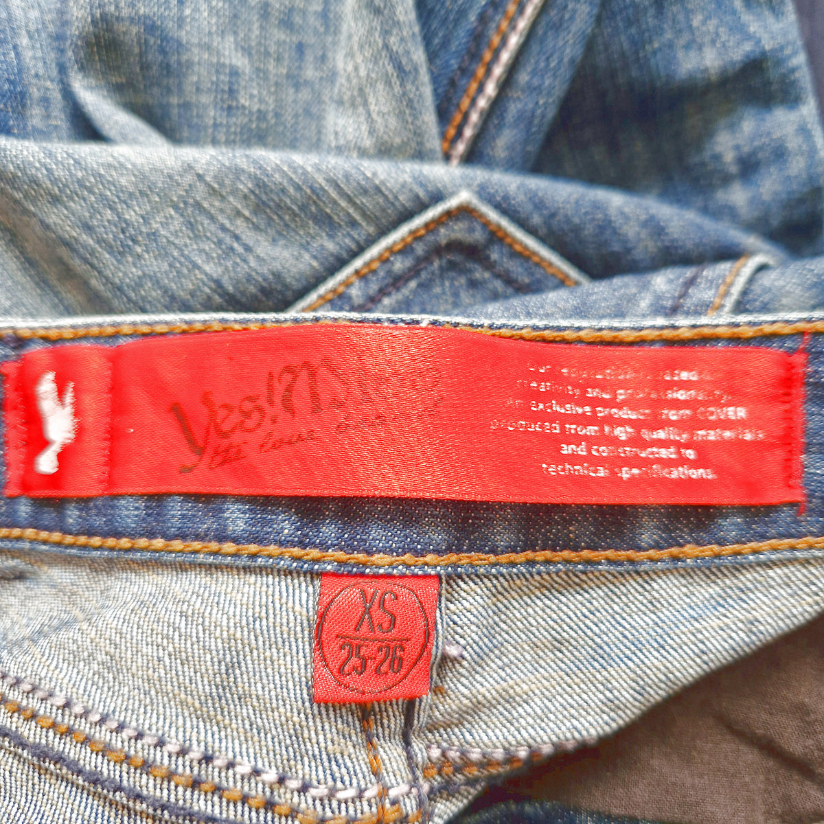 Einzigartige und nachhaltige Vintage Jeans in blau und low rise. Tag.