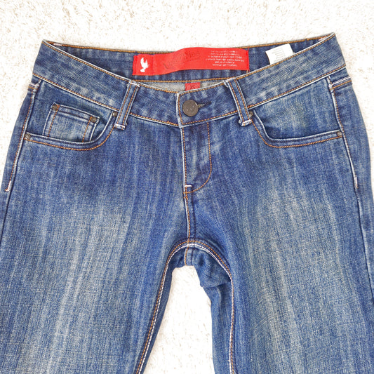 Einzigartige und nachhaltige Vintage Jeans in blau und low rise. Close-up.