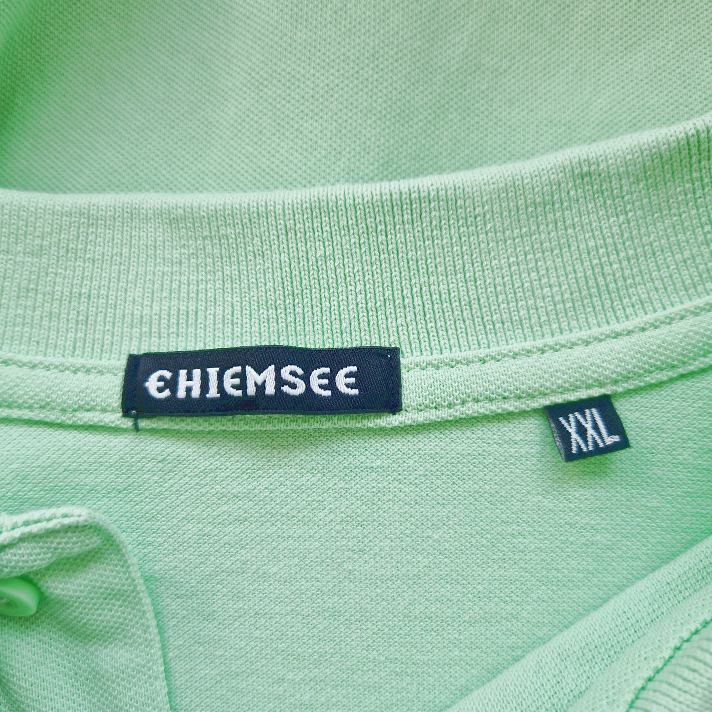 Einzigartiges und nachhaltiges Vintage Poloshirt in pastellgrün von Chiemsee. Tag.