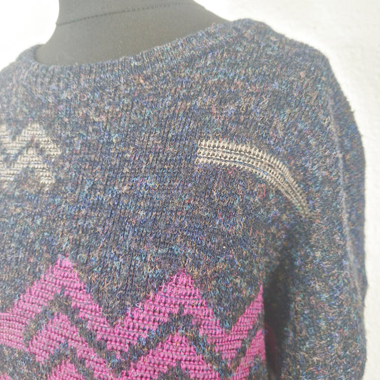 Einzigartiger und nachhaltiger Vintage Pulloverin anthrazit-pink-blau mit geometrischem Muster. Close-up.