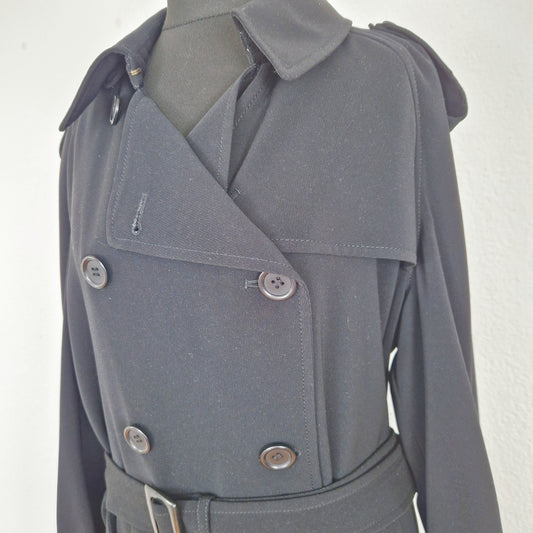Einzigartiger und nachhaltiger Vintage Trenchcoat in schwarz. Close-up.
