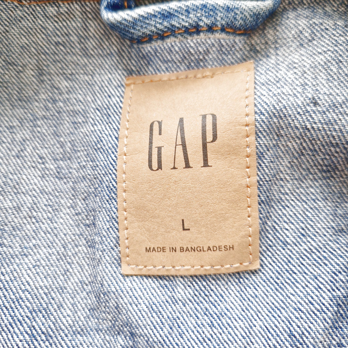 Einzigartige und nachhaltige Vintage Jeansjacke in blau von GAP. Tag.
