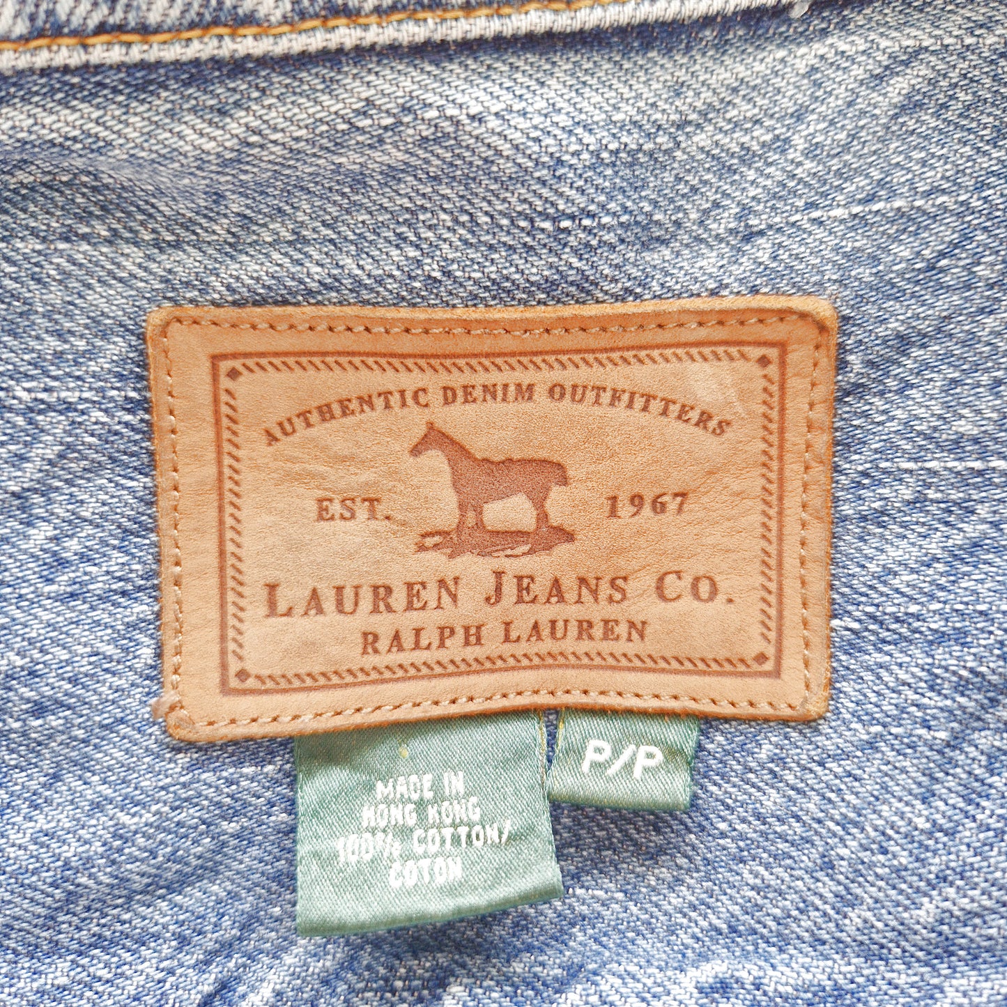 Einzigartige und nachhaltige Vintage Jeansjacke in blau von Ralph Lauren. Tag.