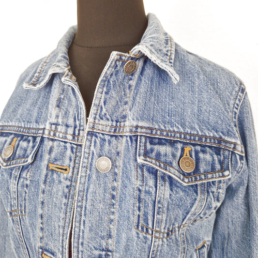 Einzigartige und nachhaltige Vintage Jeansjacke in blau von Ralph Lauren. Close-up.