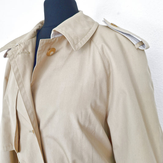 Einzigartiger und nachhaltiger Vintage Trenchcoat in khakibeige. Close-up.