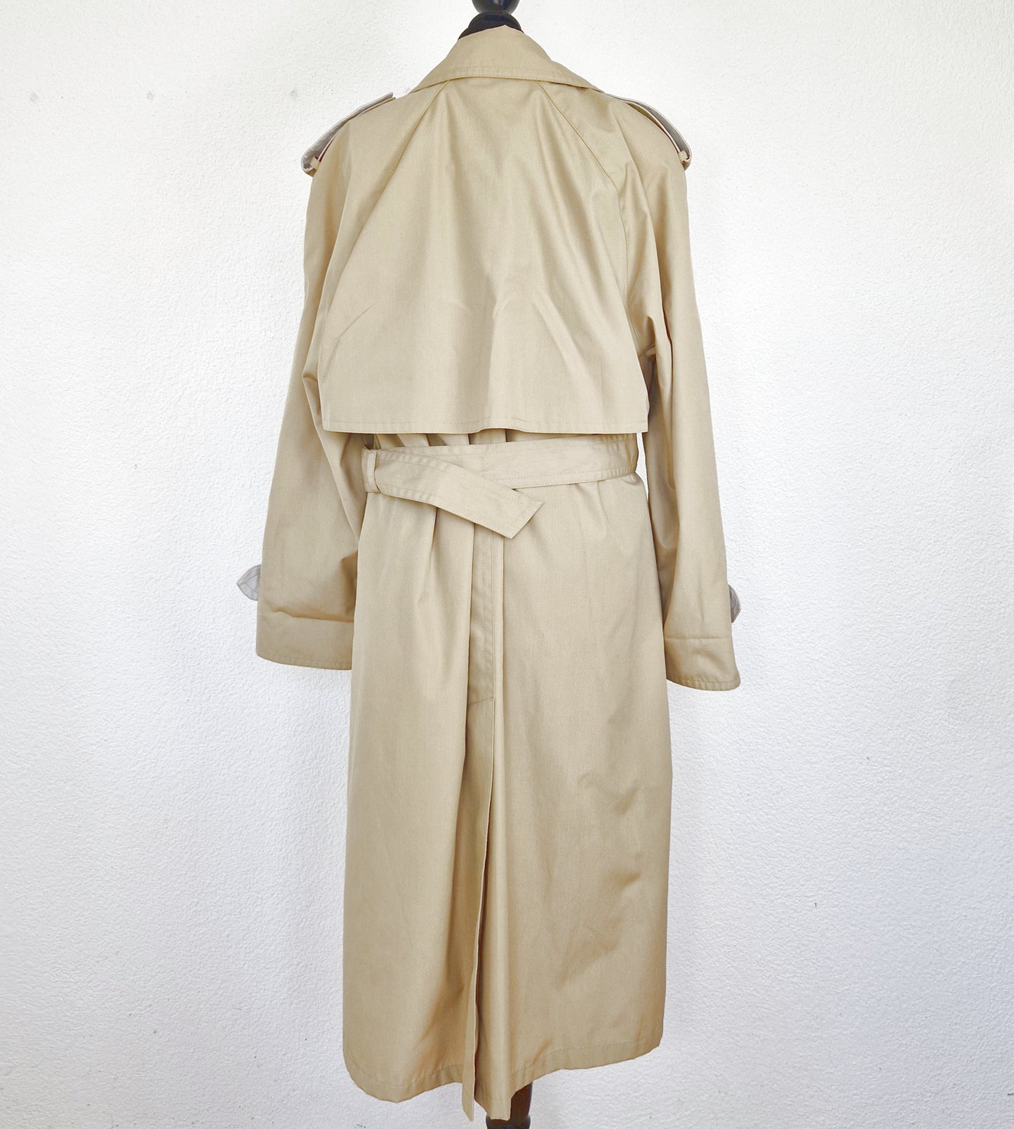 Einzigartiger und nachhaltiger Vintage Trenchcoat in khakibeige. Back.