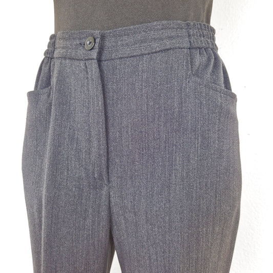 Einzigartige und nachhaltige Vintage Hose in anthrazit mit Bundfalte. Close-up.