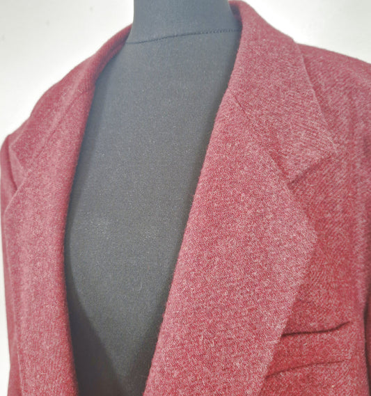 Einzigartiger und nachhaltiger Vintage Blazer in bordeaux. Close-up.