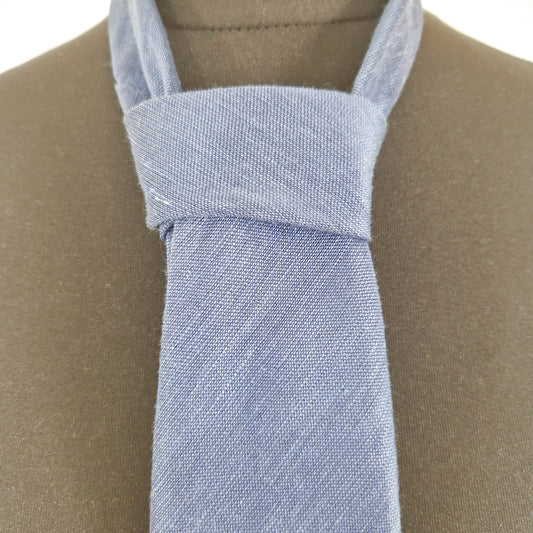 Einzigartige und nachhaltige Vintage Krawatte in blau aus Wolle und Seide von PalZileri. Close-up.