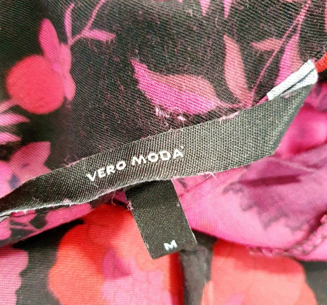 Einzigartiges und nachhaltiges Vintage Kleid mit Blumen in schwarz-rot. Unique and sustainable vintage dress with flowers in black-red. Tag.