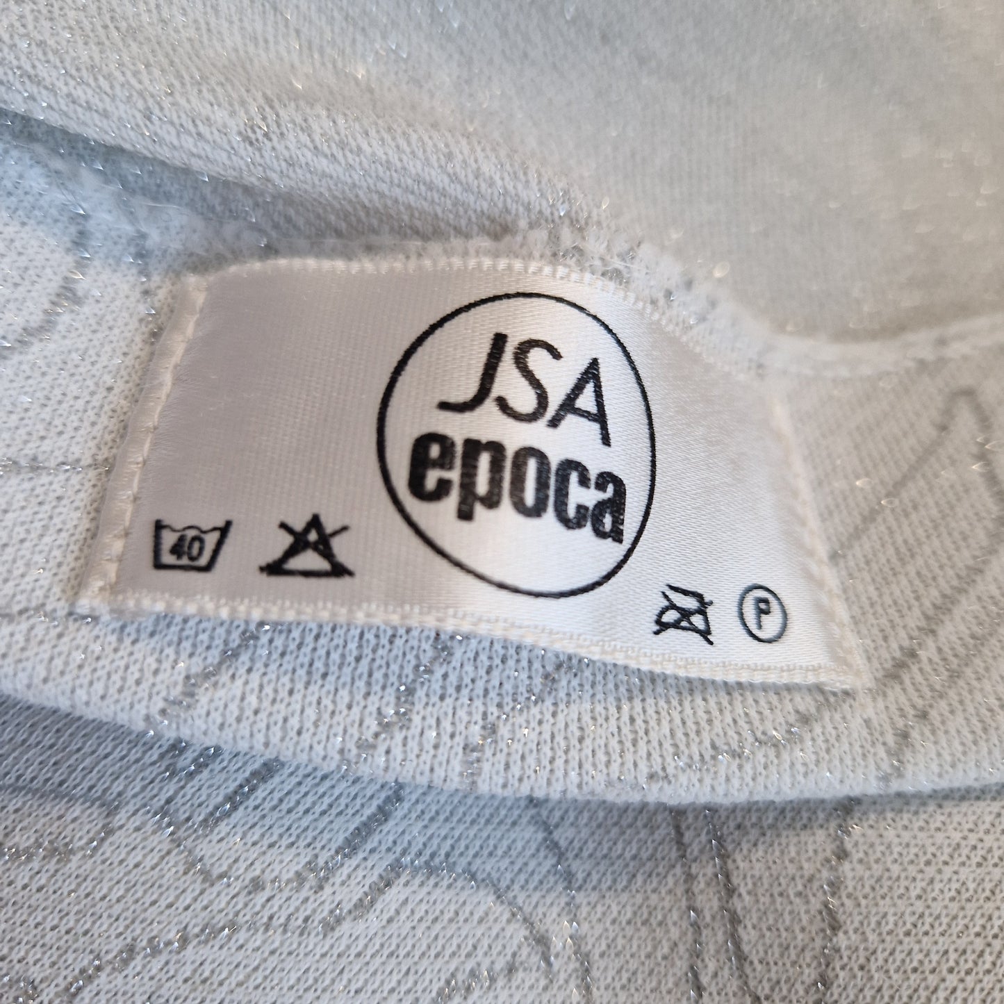 Einzigartiges und nachhaltiges Vintage Shirt in weiss-silber. Unique and sustainable vintage shirt in white-silver. Tag.