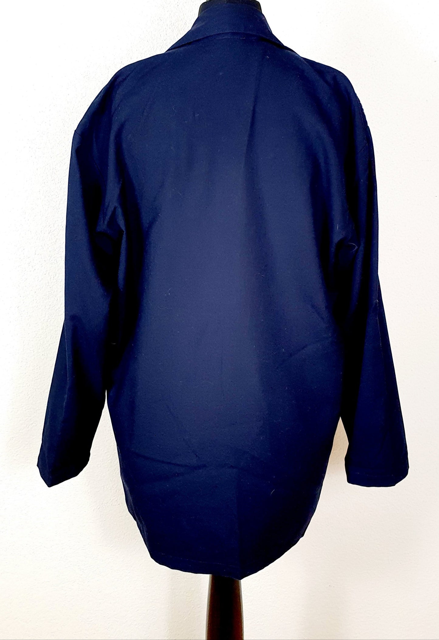 Einzigartiger und nachhaltiger Vintage Blazer in blau mit Stickereien. Unique and sustainable vintage blazer in blue with embroidery. Back.