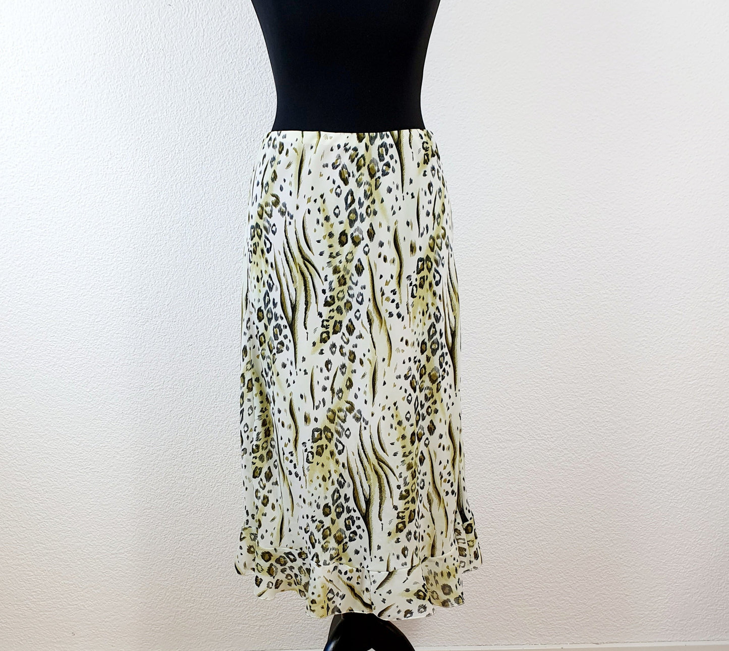Einzigartiger und nachhaltiger Vintage Rock in oliv-weiss mit Leo-Print. Unique and sustainable vintage skirt in olive-green-white with leo print. Front.