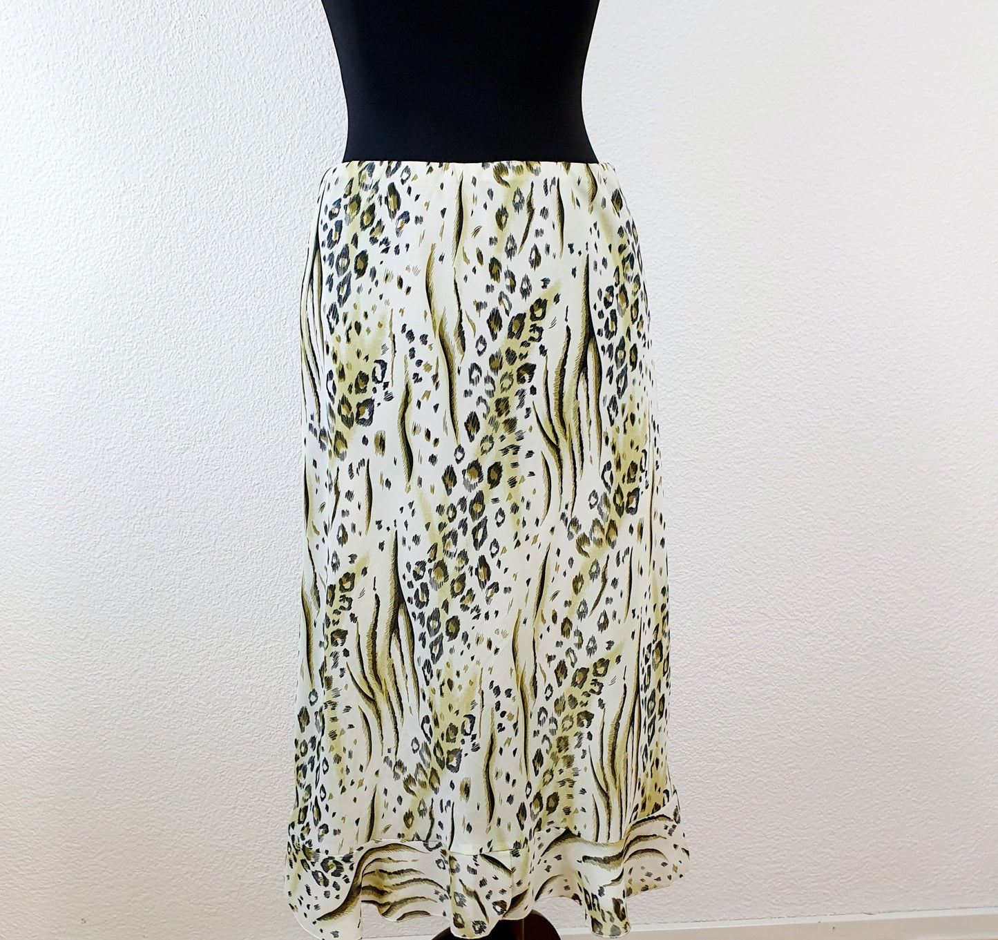 Einzigartiger und nachhaltiger Vintage Rock in oliv-weiss mit Leo-Print. Unique and sustainable vintage skirt in olive-green-white with leo print. Back.