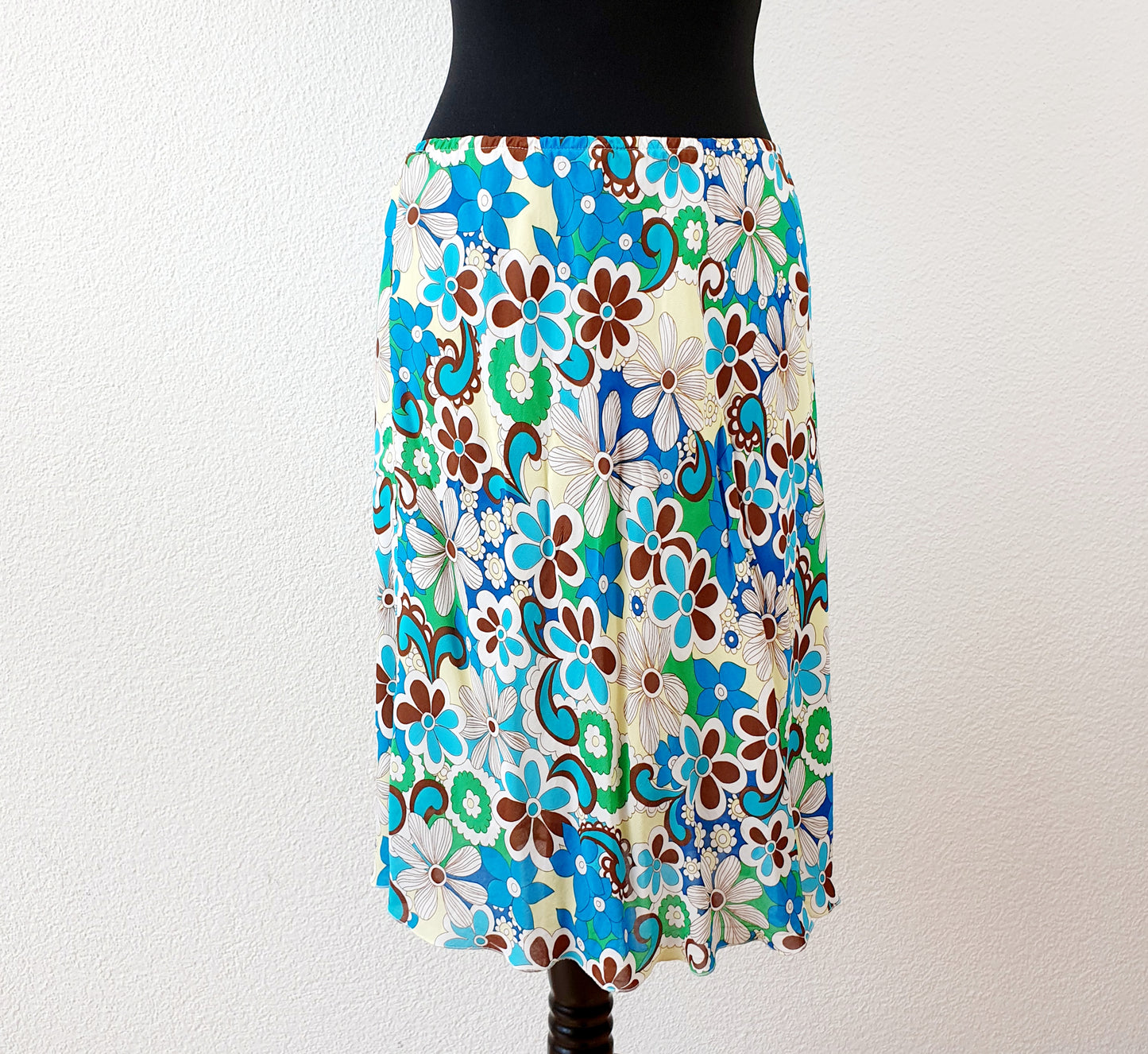 Einzigartiger und nachhaltiger Vintage Rock in türkis-grün-gelb mit Blumen. Unique and sustainable vintage skirt in turquoise-green-yellow with flowers. Front.